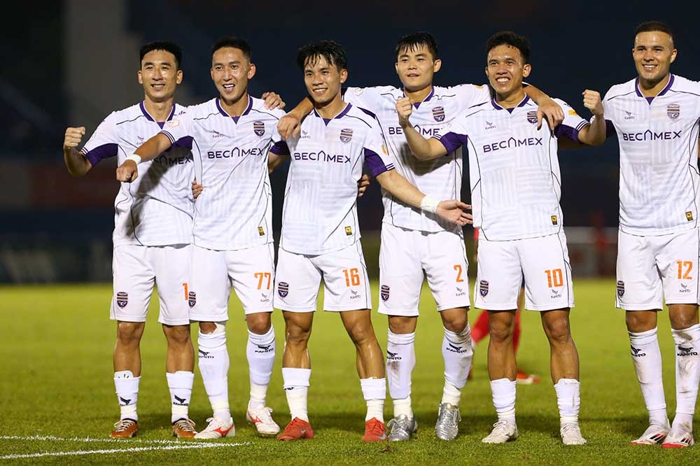 Sang hiệp 2, Bình Dương bất ngờ có bàn mở tỉ số ở phút 56. hiện Đức căng ngang từ cánh trái cho Thành Nhân dứt điểm tung lưới Công an Hà Nội.