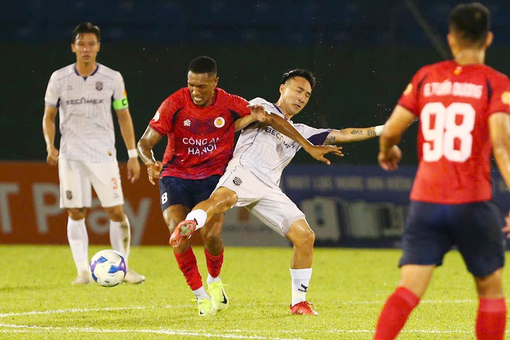 Trước đối thủ được đánh giá khá cao, Bình Dương chủ động thi đấu an toàn ngay sau tiếng còi khai cuộc.