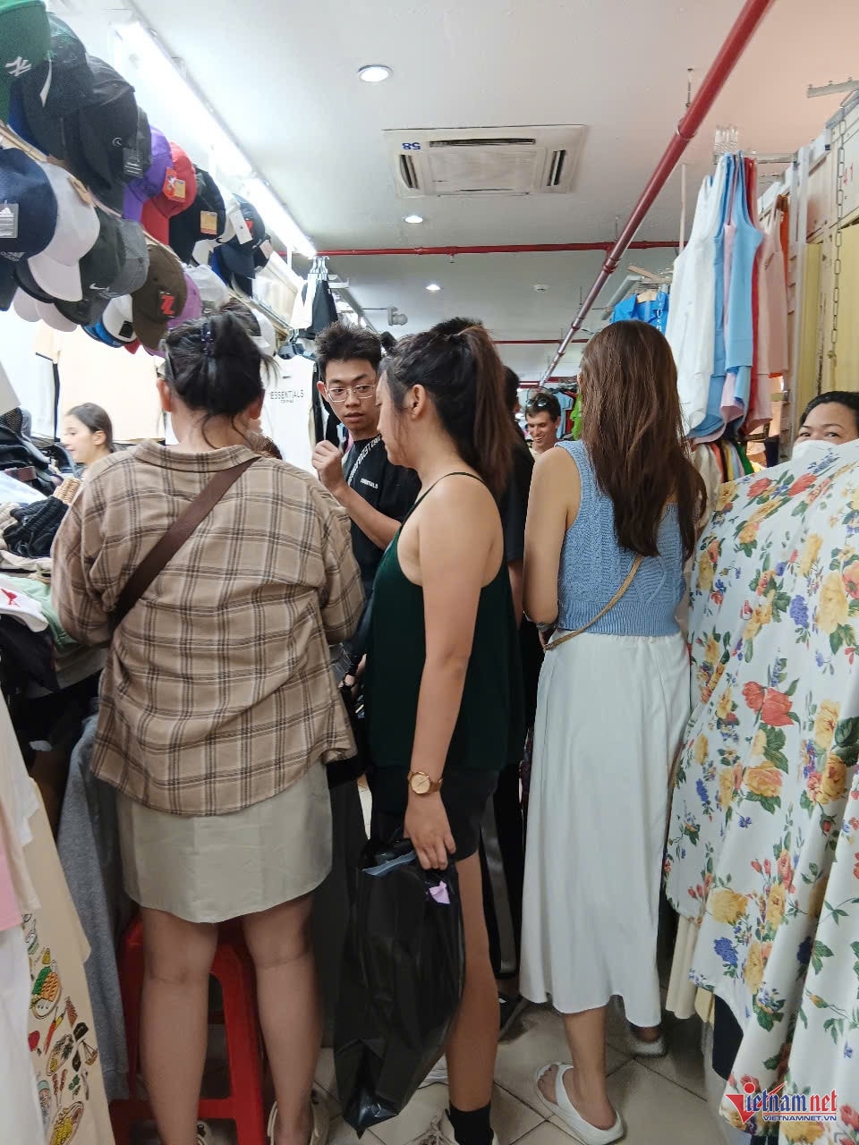 Sau khi bị kiểm tra, tiểu thương tại trung tâm mua sắm Saigon Square có động thái lạ Sau khi bị kiểm tra, tiểu thương tại trung tâm mua sắm Saigon Square có động thái lạ