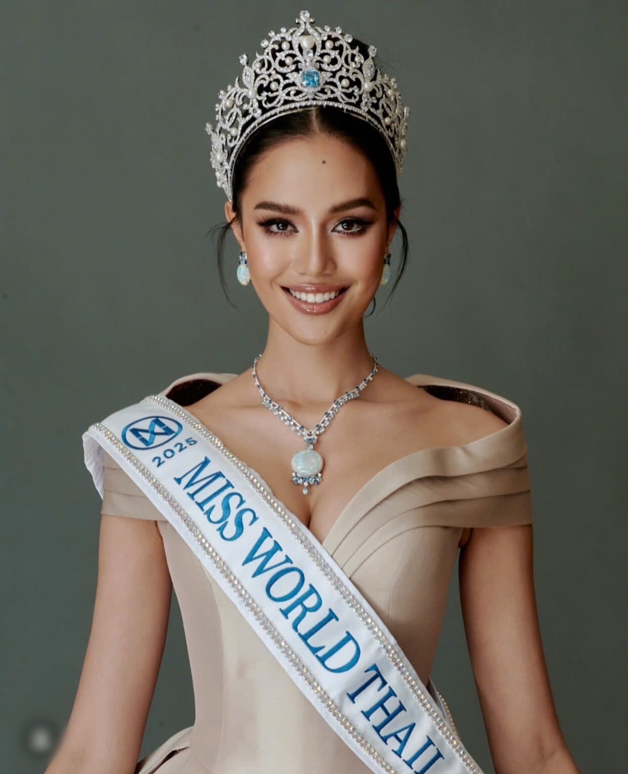 Vẻ đẹp quyến rũ của tân Hoa hậu thế giới 2025 Trong đêm chung Miss World 2025 diễn ra tại Ấn Độ, mỹ nhân Thái Lan Opal Suchata