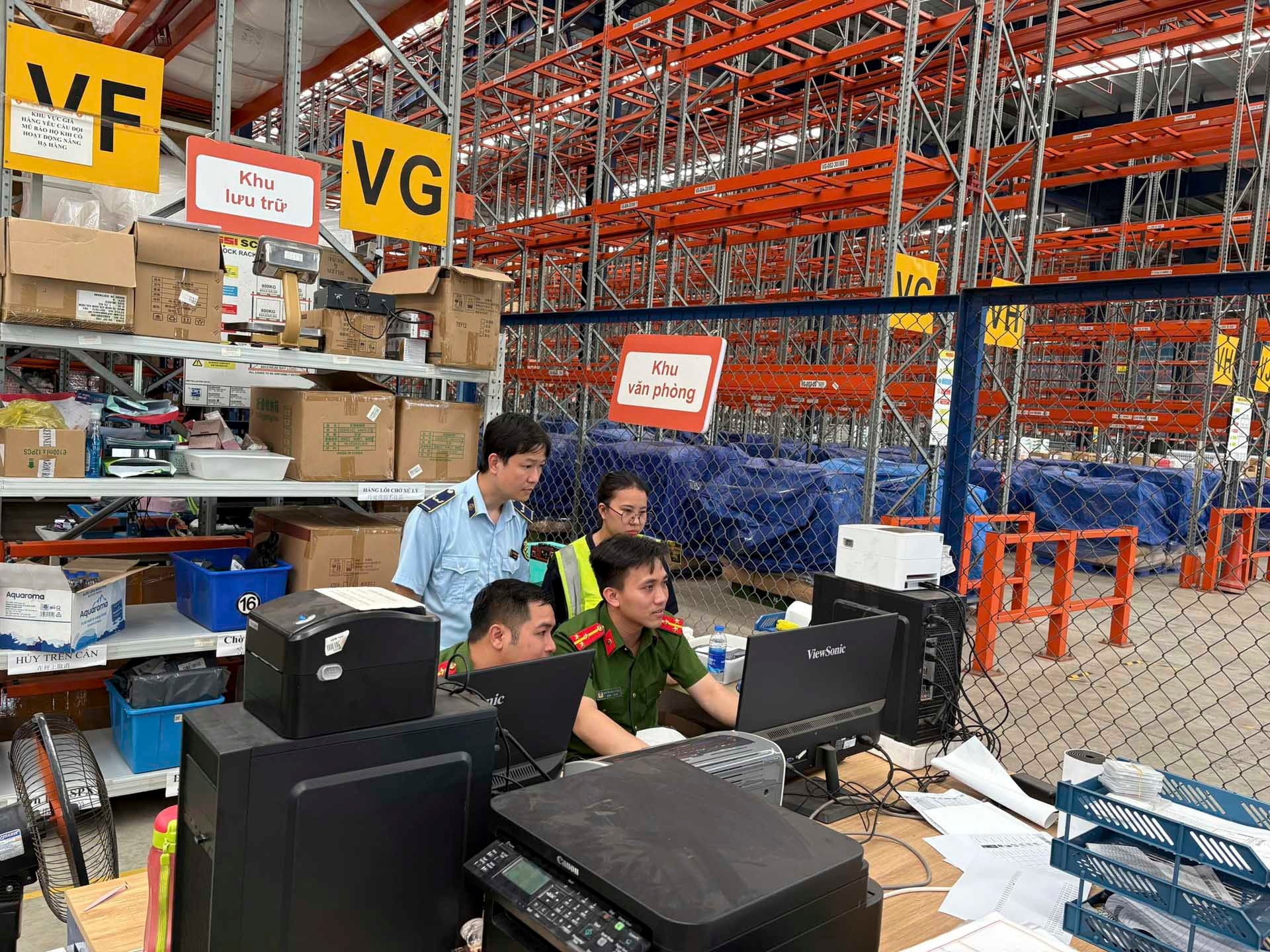 Kiểm tra kho hàng ‘khủng’ của Á Châu tại Bắc Ninh, thu giữ hàng chục nghìn sản phẩm Kiểm tra kho hàng ‘khủng’ của Á Châu tại Bắc Ninh, thu giữ hàng chục nghìn sản phẩm