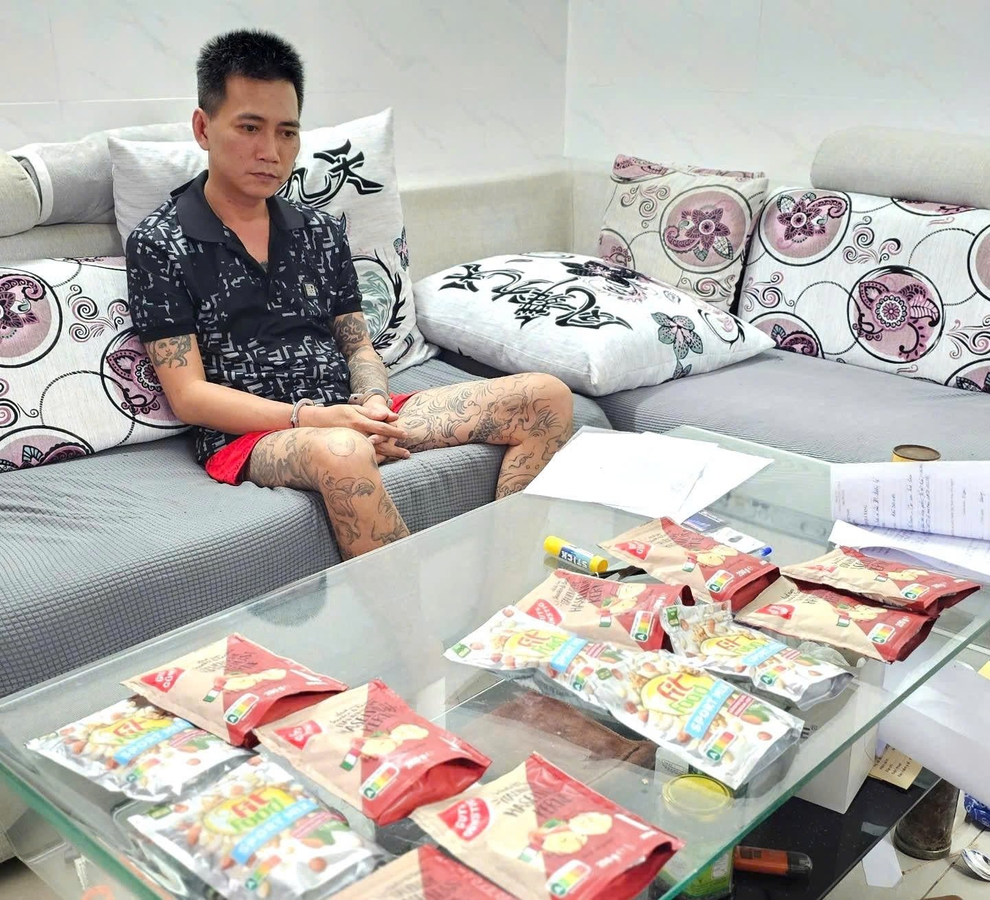 Giấu 5.000 viên thuốc lắc trong gói thuốc giảm cân, gửi về Việt Nam bằng máy bay Giấu 5.000 viên thuốc lắc trong gói thuốc giảm cân, gửi về Việt Nam bằng máy bay