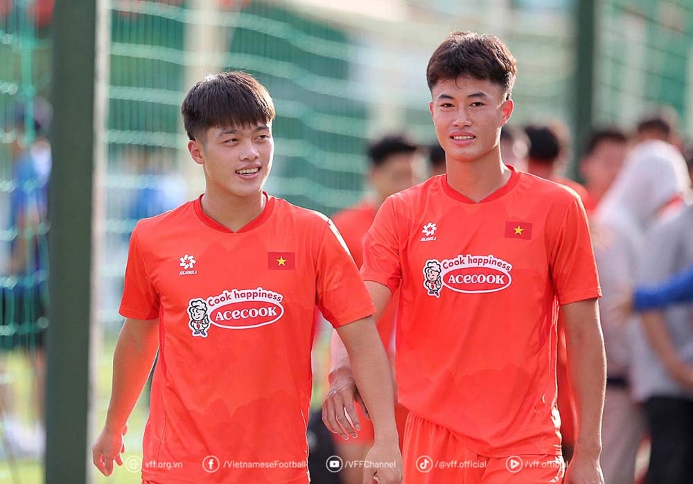 Nguyễn Quốc Việt (trái) được triệu tập bổ sung thay Công Phượng. Ảnh: VFF