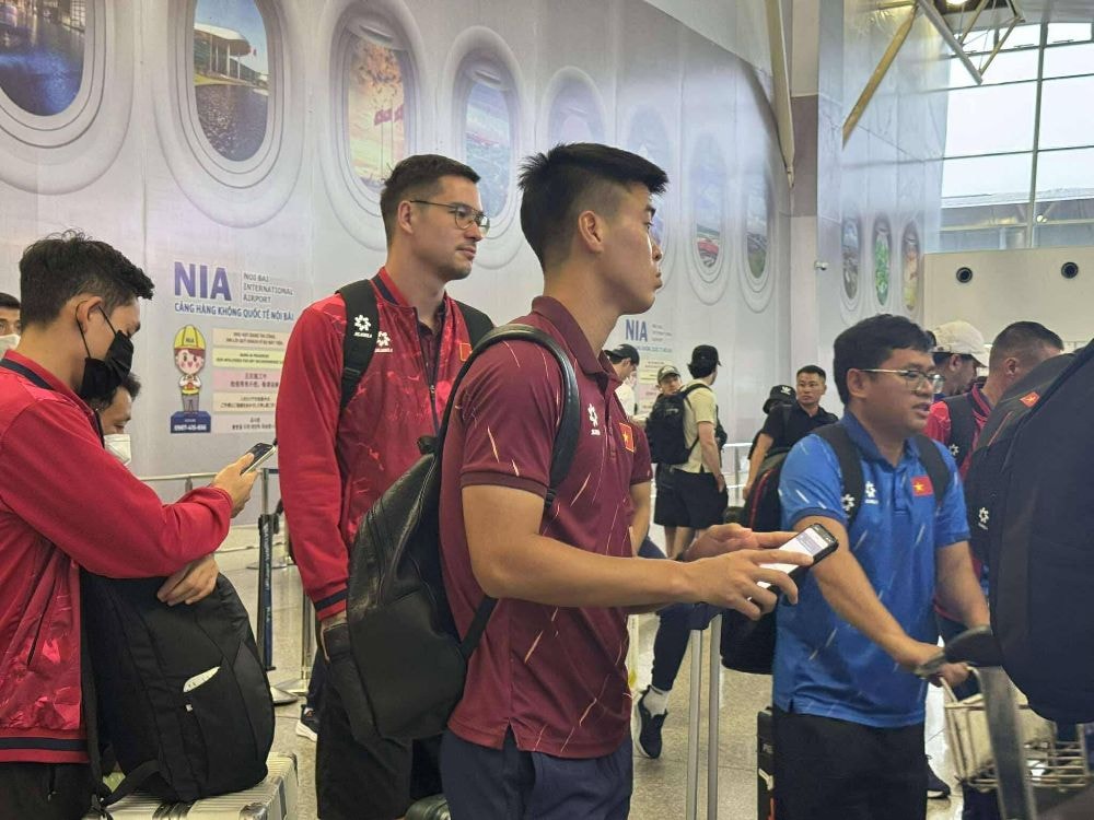 Hậu vệ Duy Mạnh làm thủ tục tại sân bay Nội Bài. Ảnh: