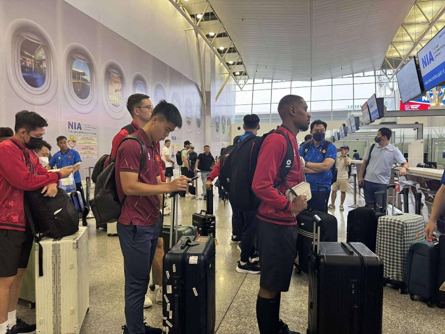 Cầu thủ tuyển Việt Nam có tinh thần tốt khi di chuyển sang Malaysia. Ảnh: Minh Dương