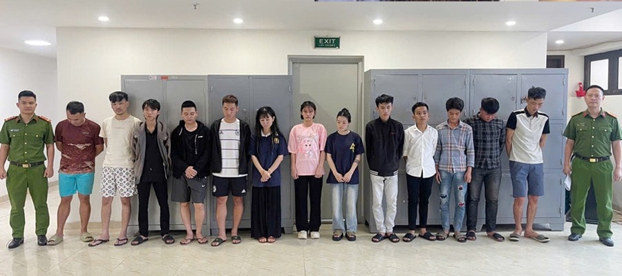 Các đối tượng trong đường lừa đảo chiếm đoạt tài sản tại khu tự trị Campuchia bị Công an tỉnh Thanh Hóa bắt giữ. SƠN HÀ Chiêu trò của 13 đối tượng trong đường dây lừa đảo trong khu tự trị ở Campuchia - 1.jpg