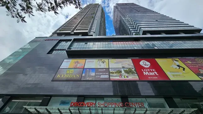 Phớt lờ ‘lệnh’ đình chỉ, loạt cửa hàng vẫn hoạt động tại chung cư Discovery Complex Phớt lờ ‘lệnh’ đình chỉ, loạt cửa hàng vẫn hoạt động tại chung cư Discovery Complex