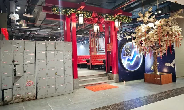 Phớt lờ 'lệnh' đình chỉ, loạt cửa hàng vẫn hoạt động tại chung cư Discovery Complex ảnh 5