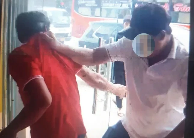 Nhiều cảnh sát ập vào văn phòng công chứng ở Bình Dương bắt nhóm nghi lừa đảo ảnh 1