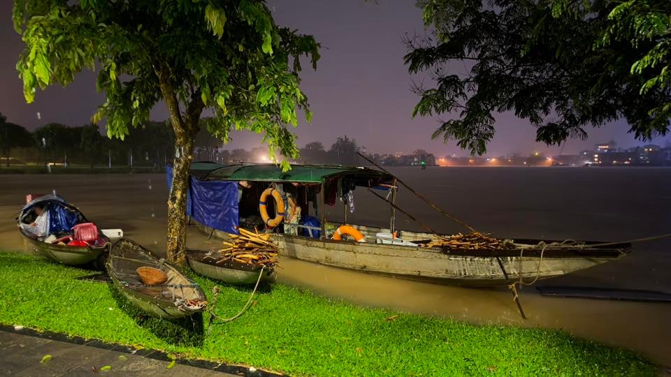 Khó tin nhưng có thật: Lũ giữa mùa hè ở Huế, 100 năm qua chưa thấy Khó tin nhưng có thật: Lũ giữa mùa hè ở Huế, 100 năm qua chưa thấy