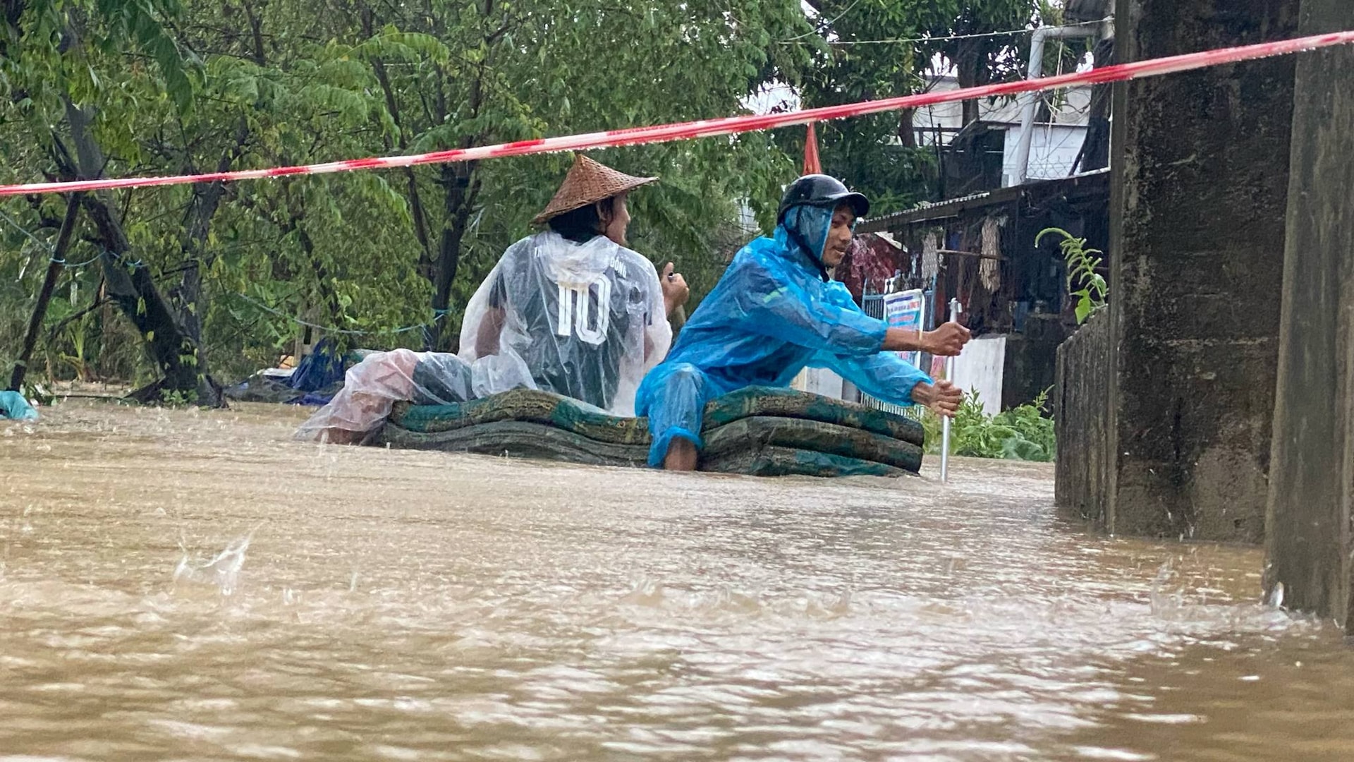MƯA LŨ - Ảnh 3.