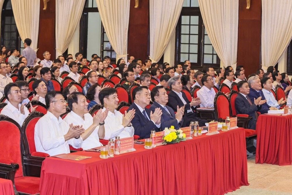 Lãnh đạo Đảng, Nhà nước tham dự Hội nghị. Ảnh: VGP chính quyền địa phương 2 cấp TTg.jpg