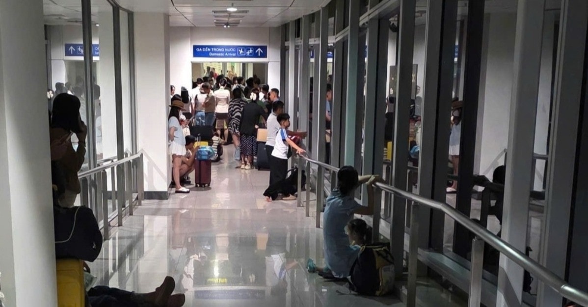 Hành khách 'mắc kẹt' 30 phút trong ống lồng ga đến Tân Sơn Nhất vì lý do bất ngờ