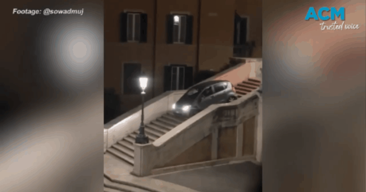 Cụ ông 80 tuổi lao ô tô xuống bậc thang 300 năm nổi tiếng