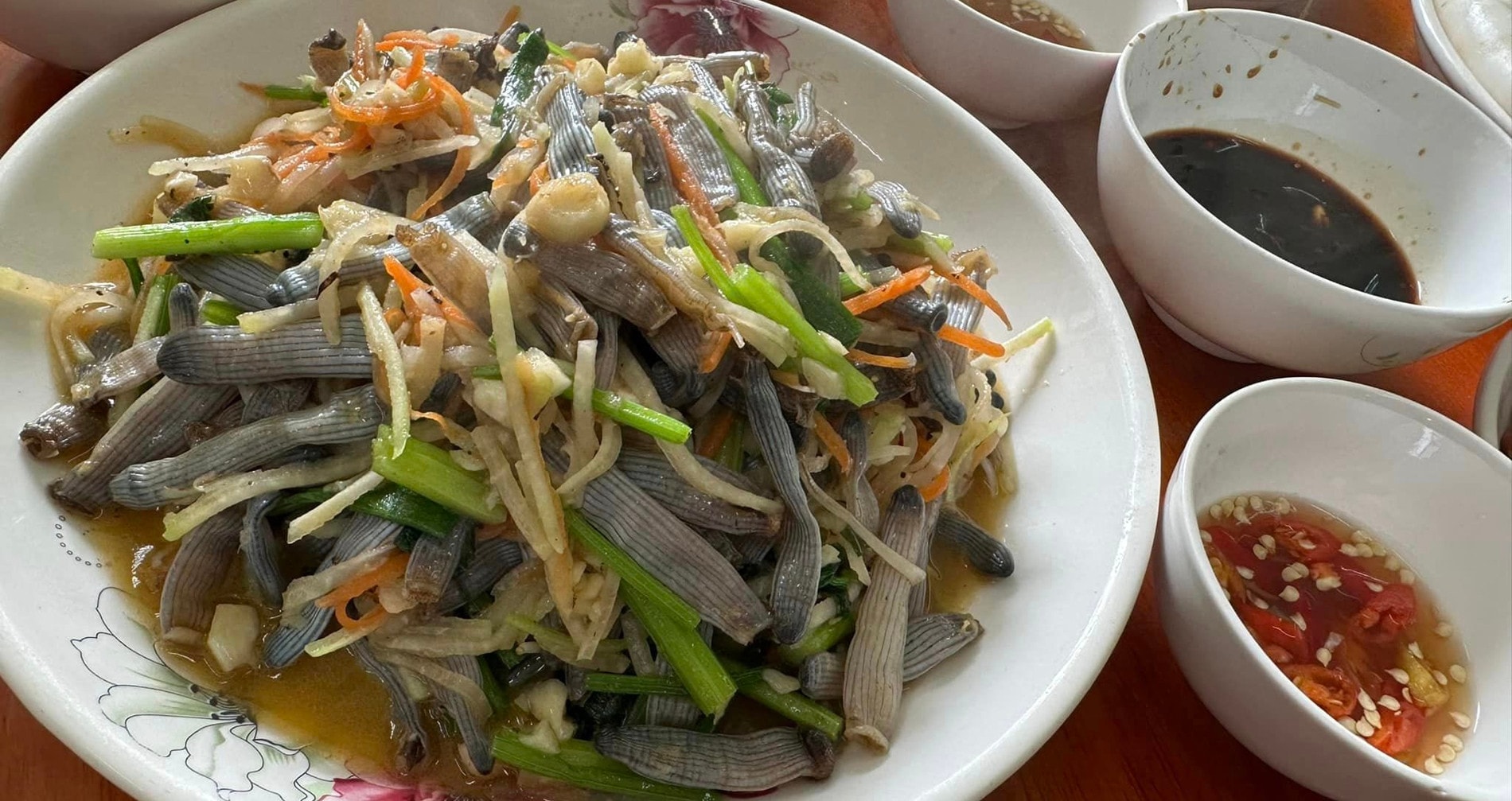 Đặc sản 'dưới bùn' ở Quảng Ninh nhìn kỳ dị, xào su hào ăn ngọt, ngon