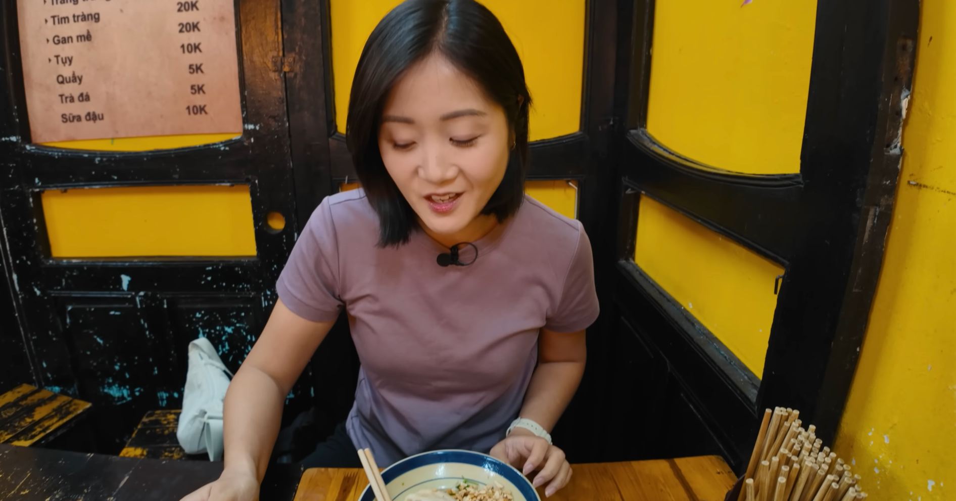 Khách Canada đi theo gợi ý dân mạng, bất ngờ với loạt quán ăn 'ẩn mình' ở Hà Nội