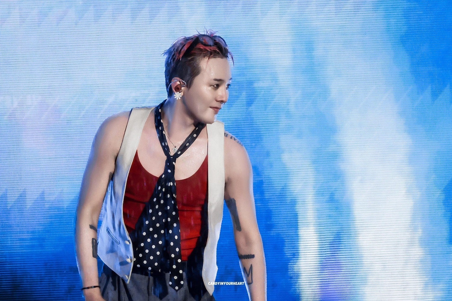Đoạn video ghi lại cảnh fan cuồng lao lên sân khấu khi GDragon đang biểu diễn
