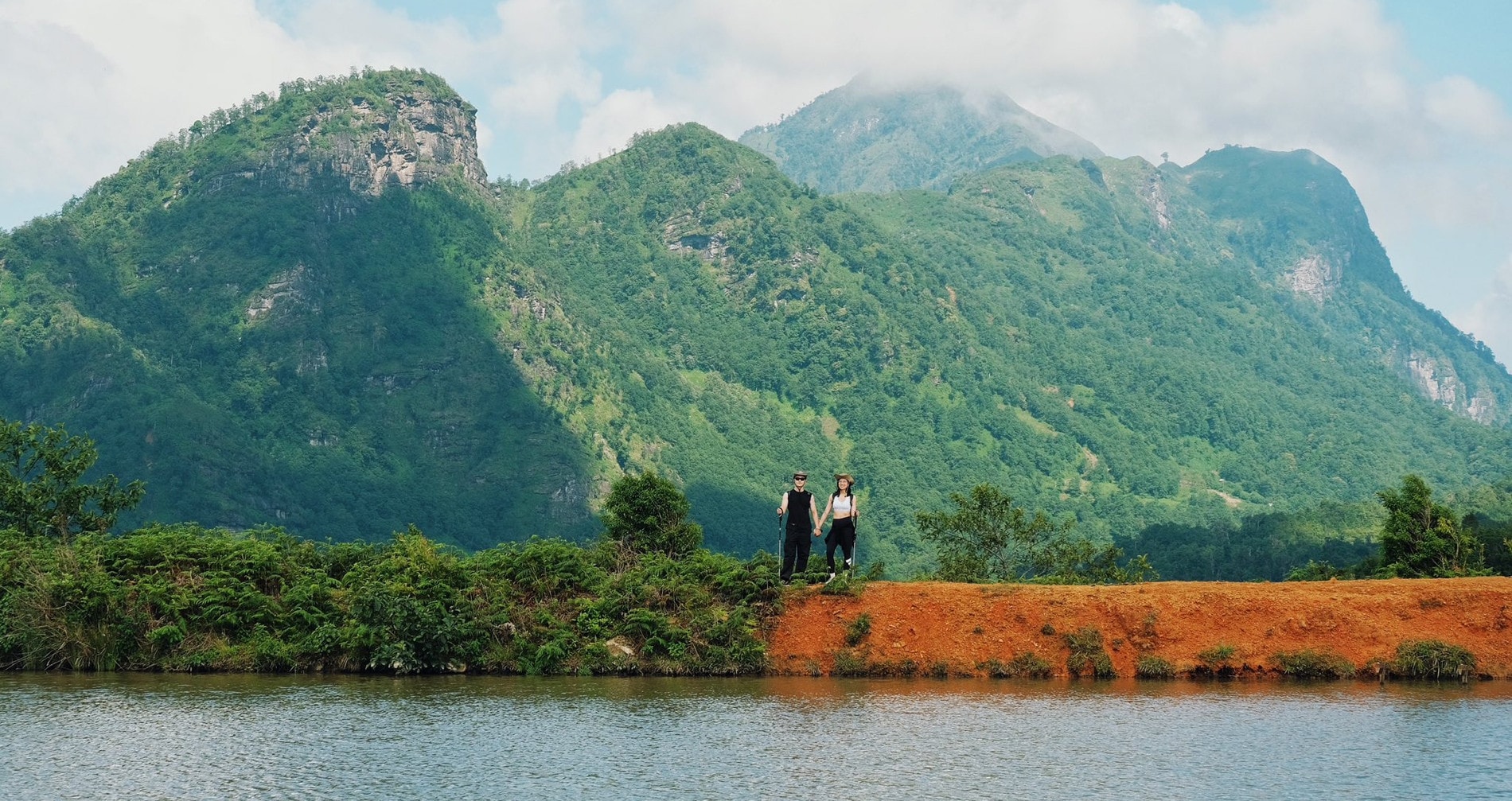 Cao nguyên cách Hà Nội 300km có biển mây, thác nước, khách rộn ràng reo vui
