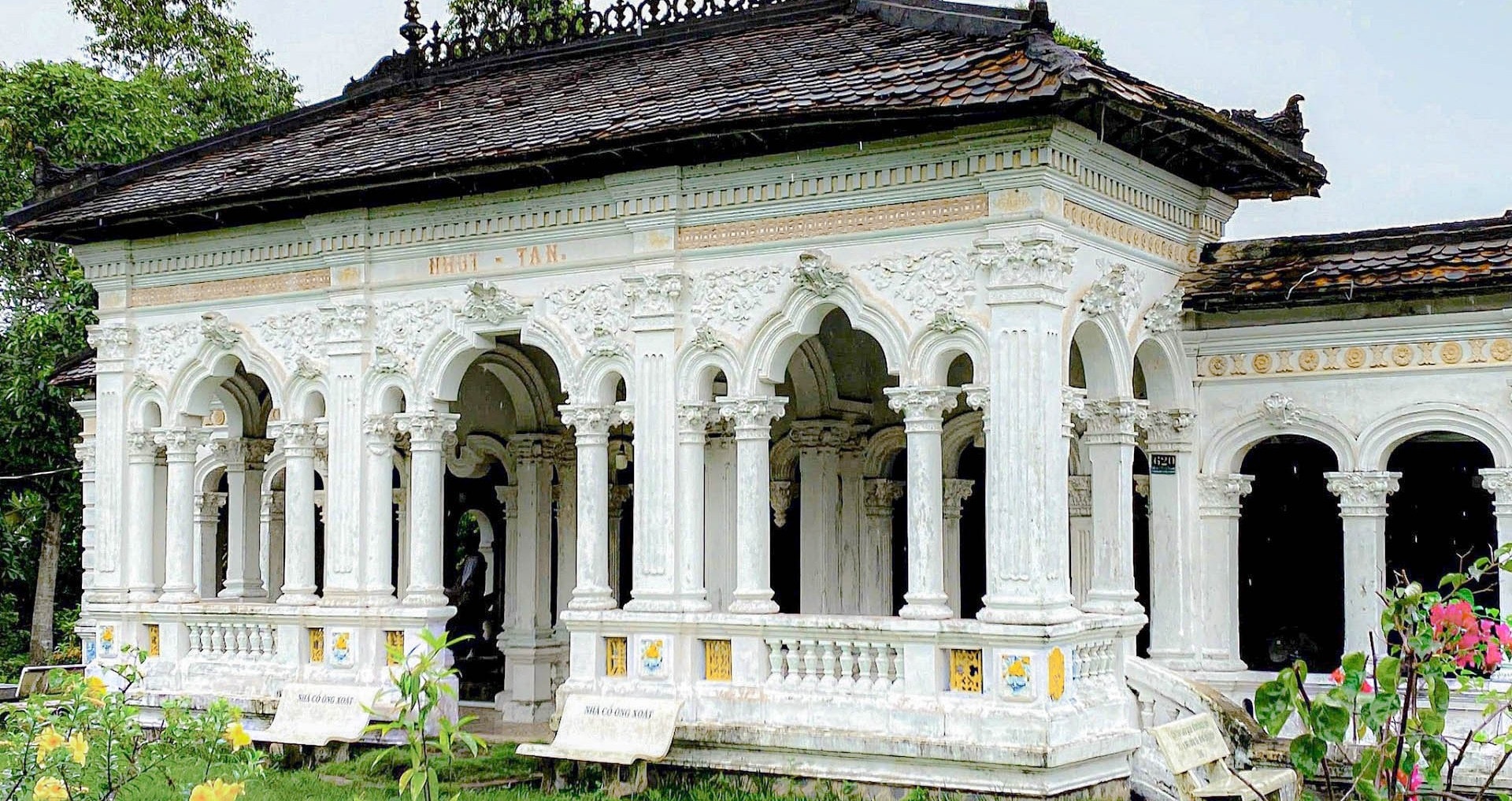 'Xuyên không' ở ngôi làng nhiều nhà trăm tuổi, cổ vật quý, cách TPHCM 110km