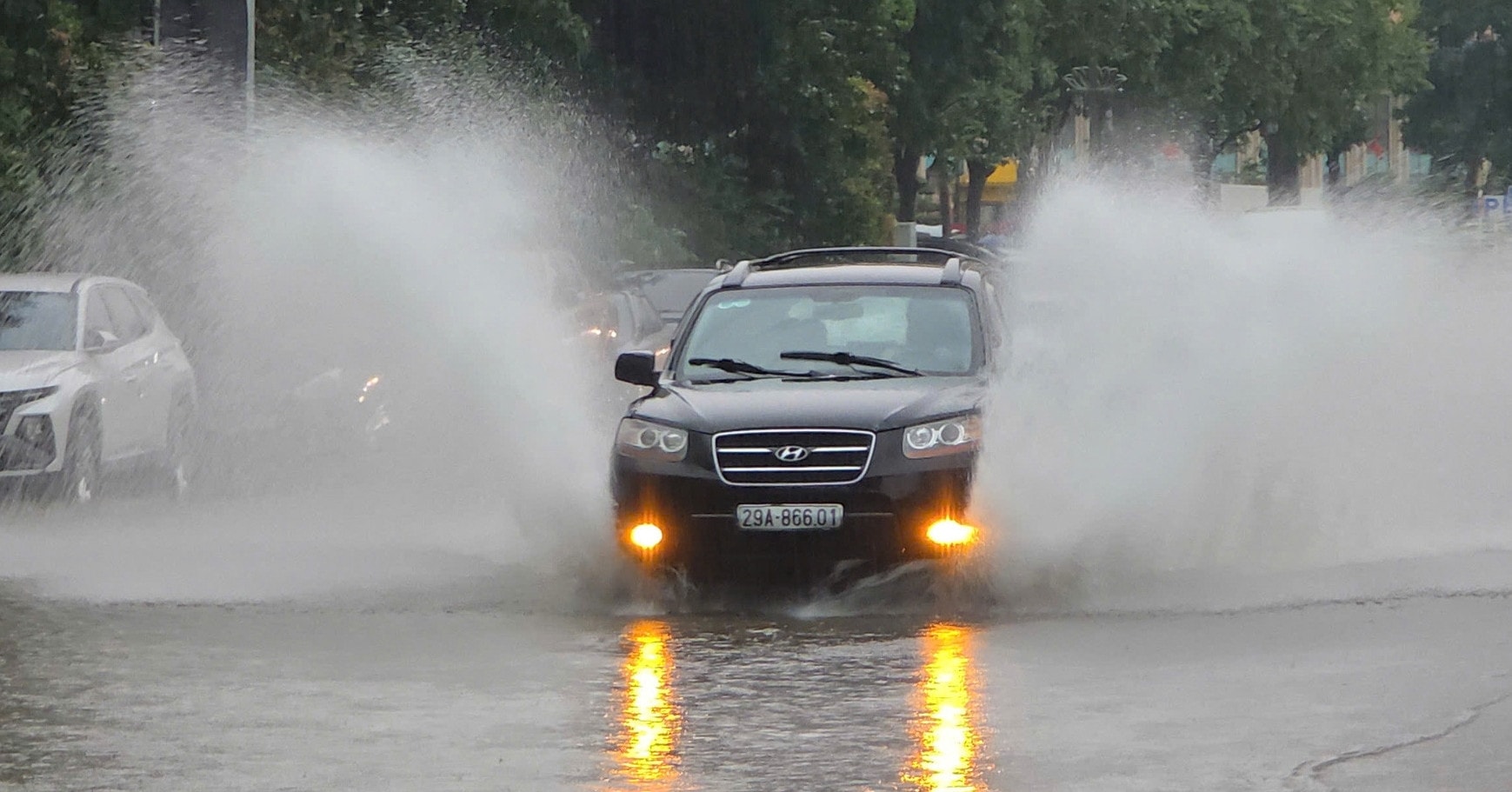 Gặp mưa to bất chợt, lái xe cần nằm lòng 6 quy tắc sống còn sau để đảm bảo an toàn