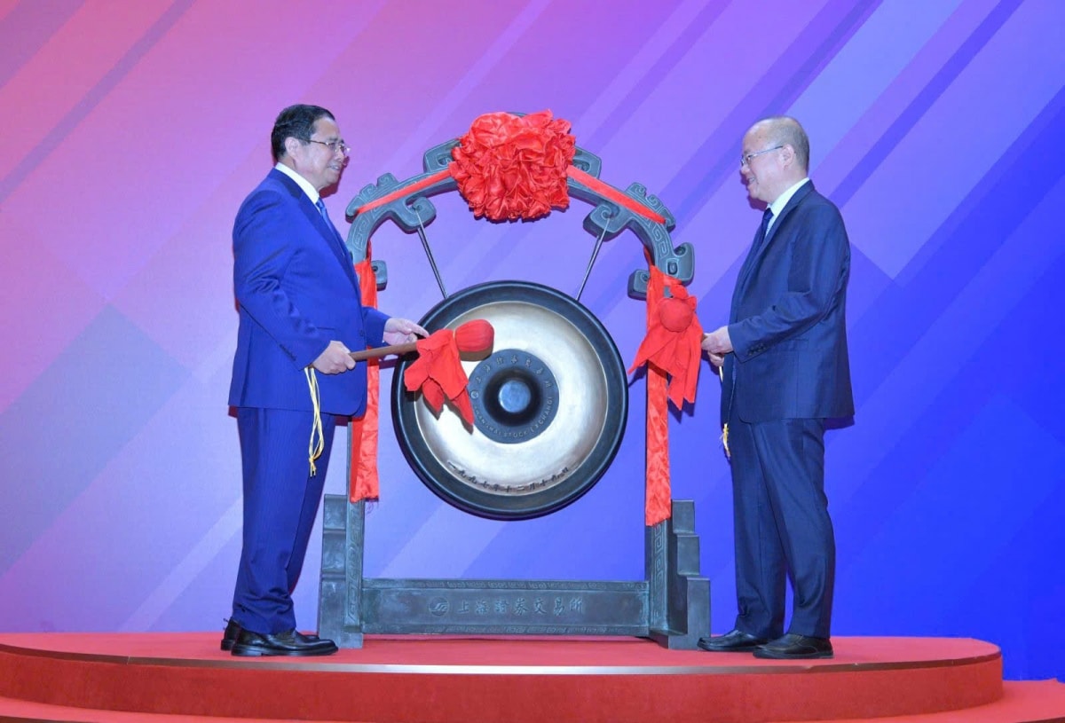 thủ tướng đánh cồng khai mạc phiên giao dịch tại sàn chứng khoán thượng hải hình ảnh 3 thu tuong danh cong khai mac phien giao dich tai san chung khoan thuong hai hinh anh 3