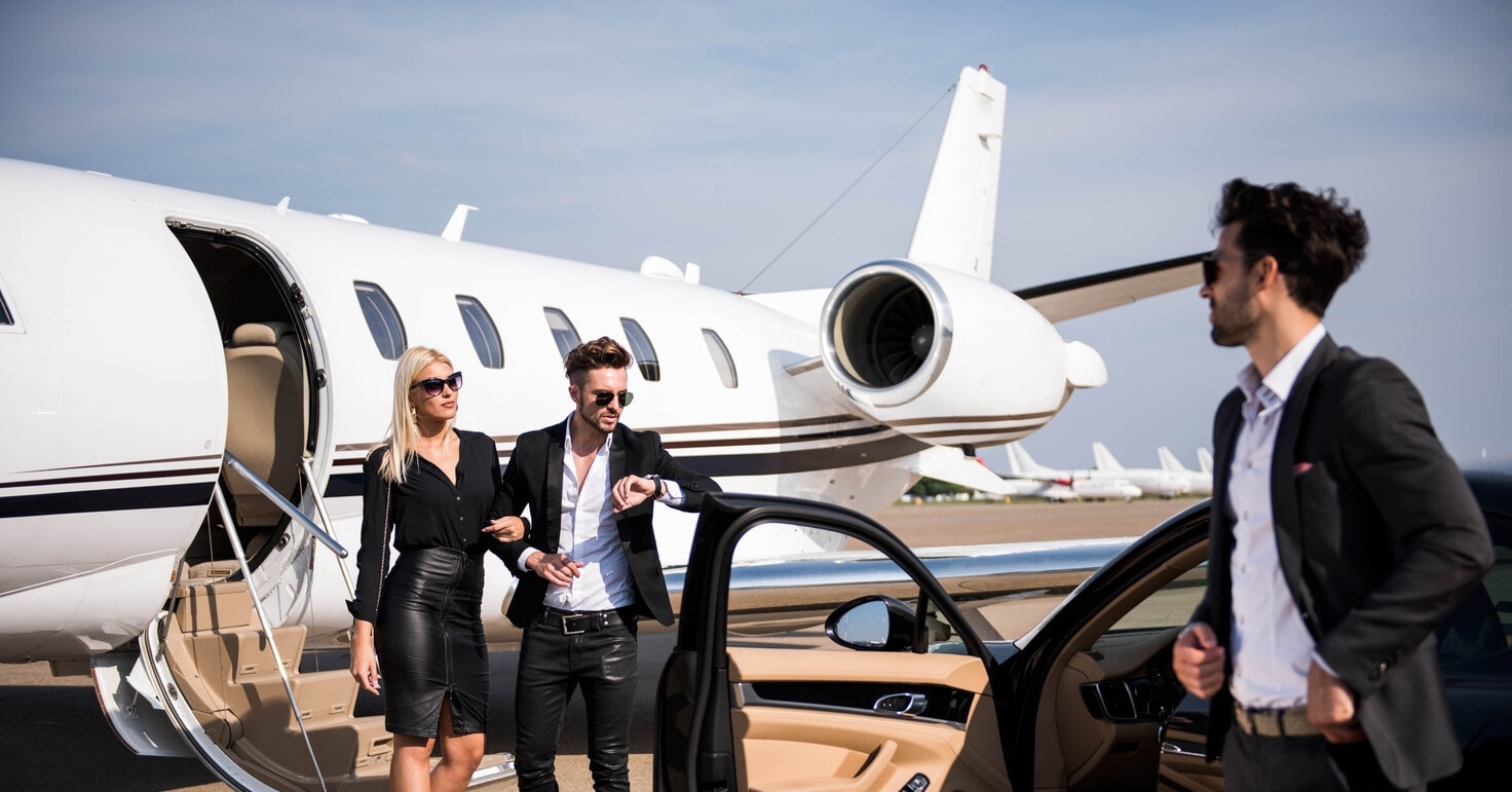 Đổ 3 chai vang hàng nghìn đô vào xô đá để… lau mặt: Yêu cầu sốc của vị tỷ phú