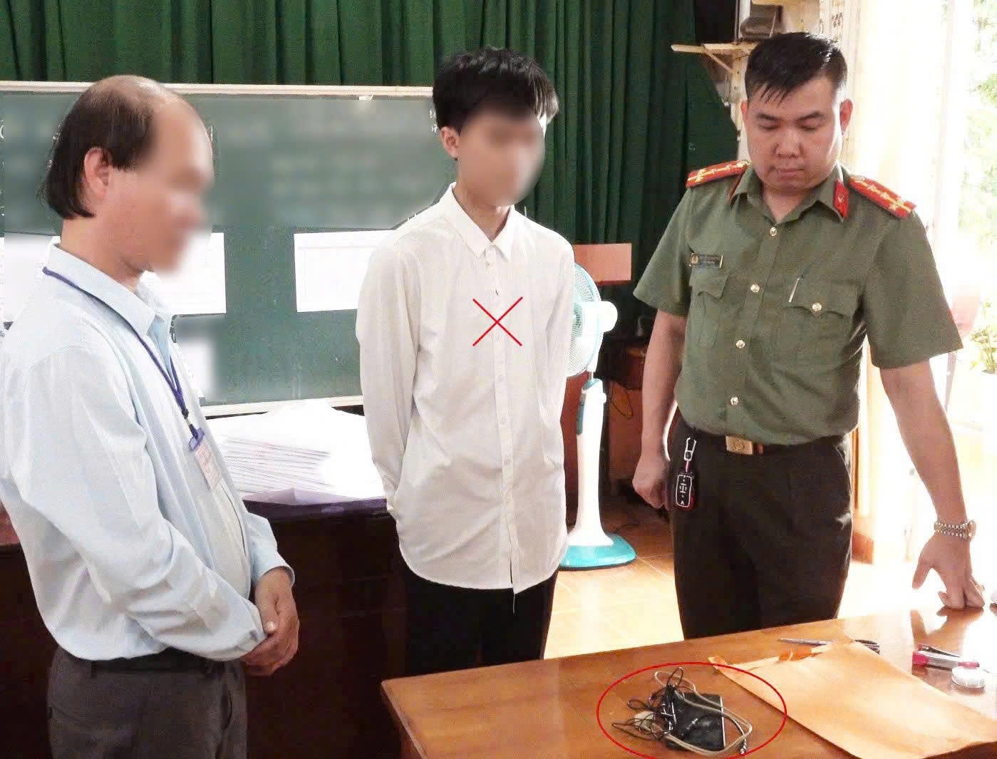 Khởi tố vụ án thí sinh dùng camera truyền đề thi môn Ngữ văn ra ngoài