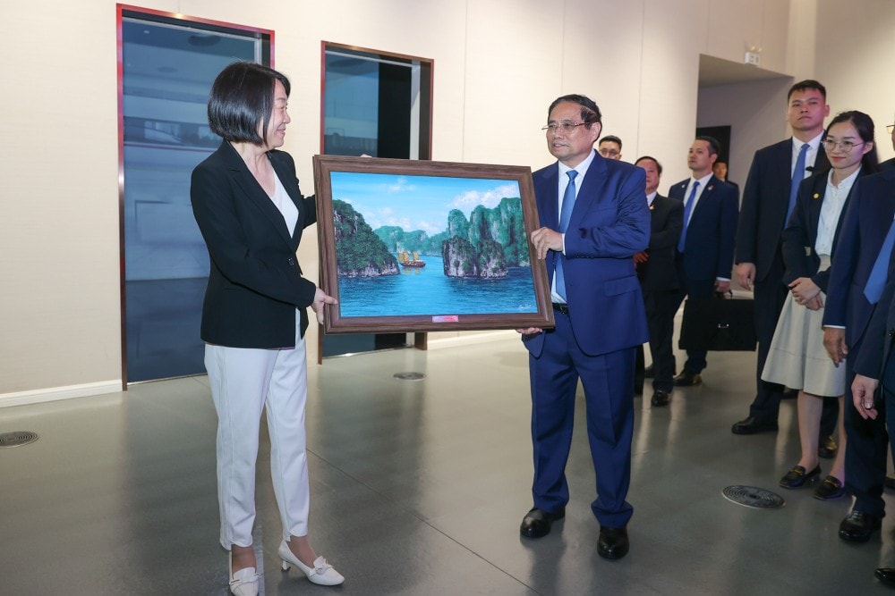 Thủ tướng tặng quà lưu niệm cho đại diện lãnh đạo Phòng Triển lãm phát triển và mở cửa Phố Đông Thượng Hải - Ảnh: VGP 2606Thutuong4.jpg