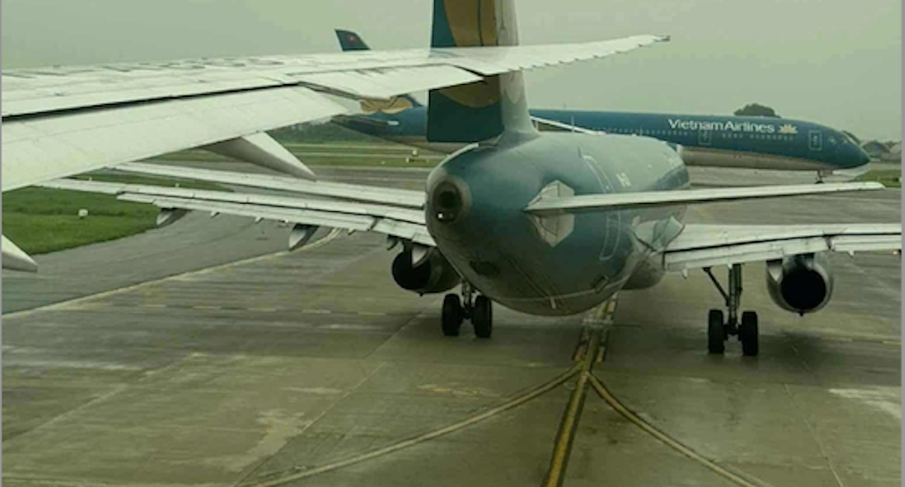 Hai máy bay va vào nhau tại sân bay Nội Bài