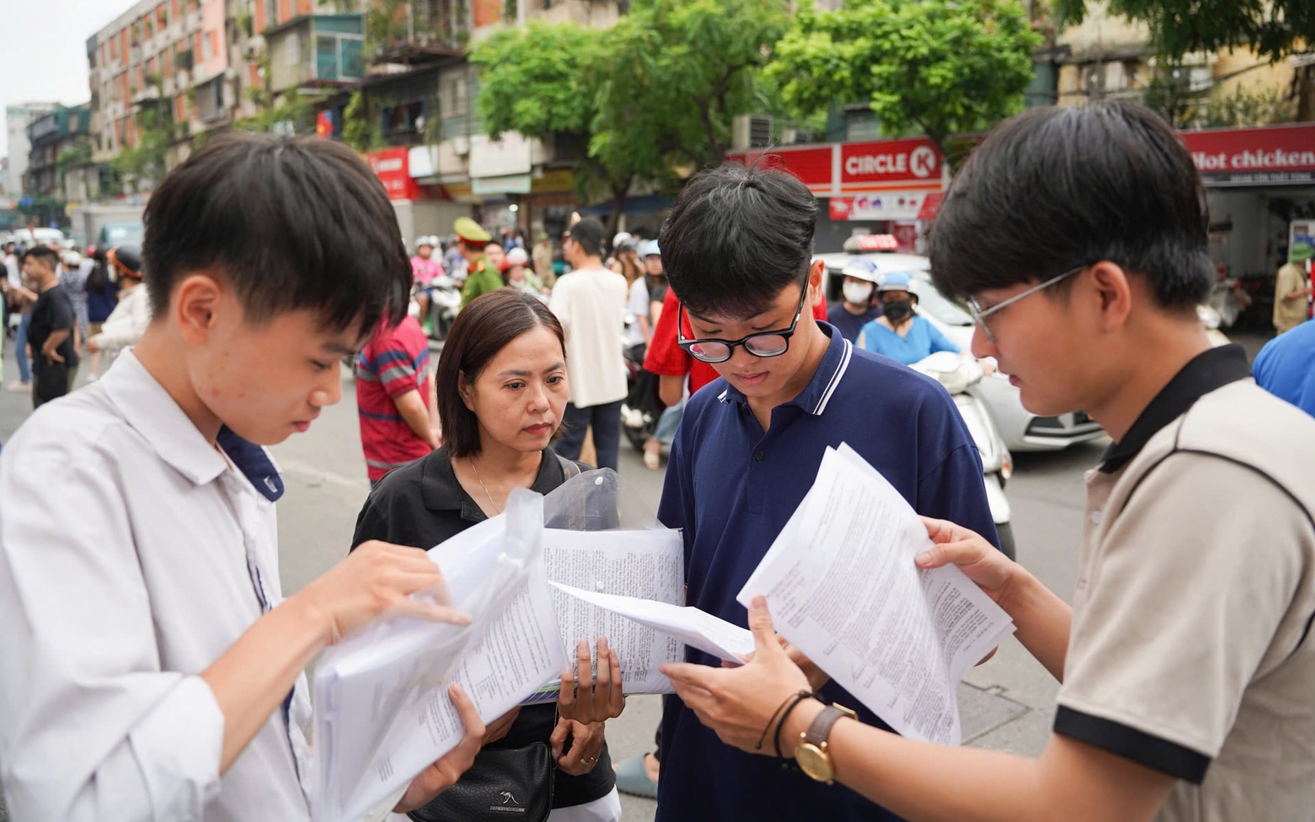 Đề thi phân hóa mạnh, Bộ GD&ĐT nói gì về điểm số và tuyển sinh?