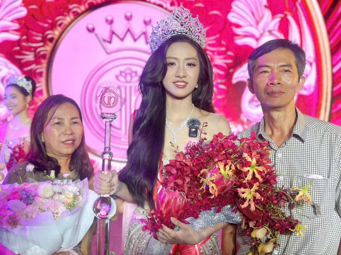 Hà Trúc Linh thành hoa hậu, cả xóm khóc mừng như con cháu mình đi thi