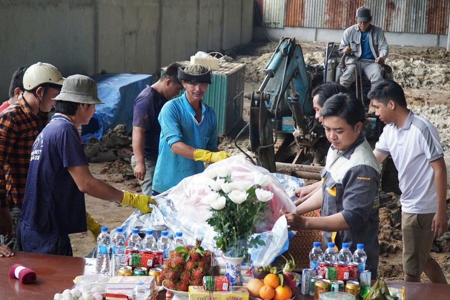 Trước khi an táng cá heo gặp nạn, người dân đã cúng kiếng hoa quả, nhang đèn theo phong tục địa phương. Ảnh: CTV Cá heo gặp nạn 3.jpg