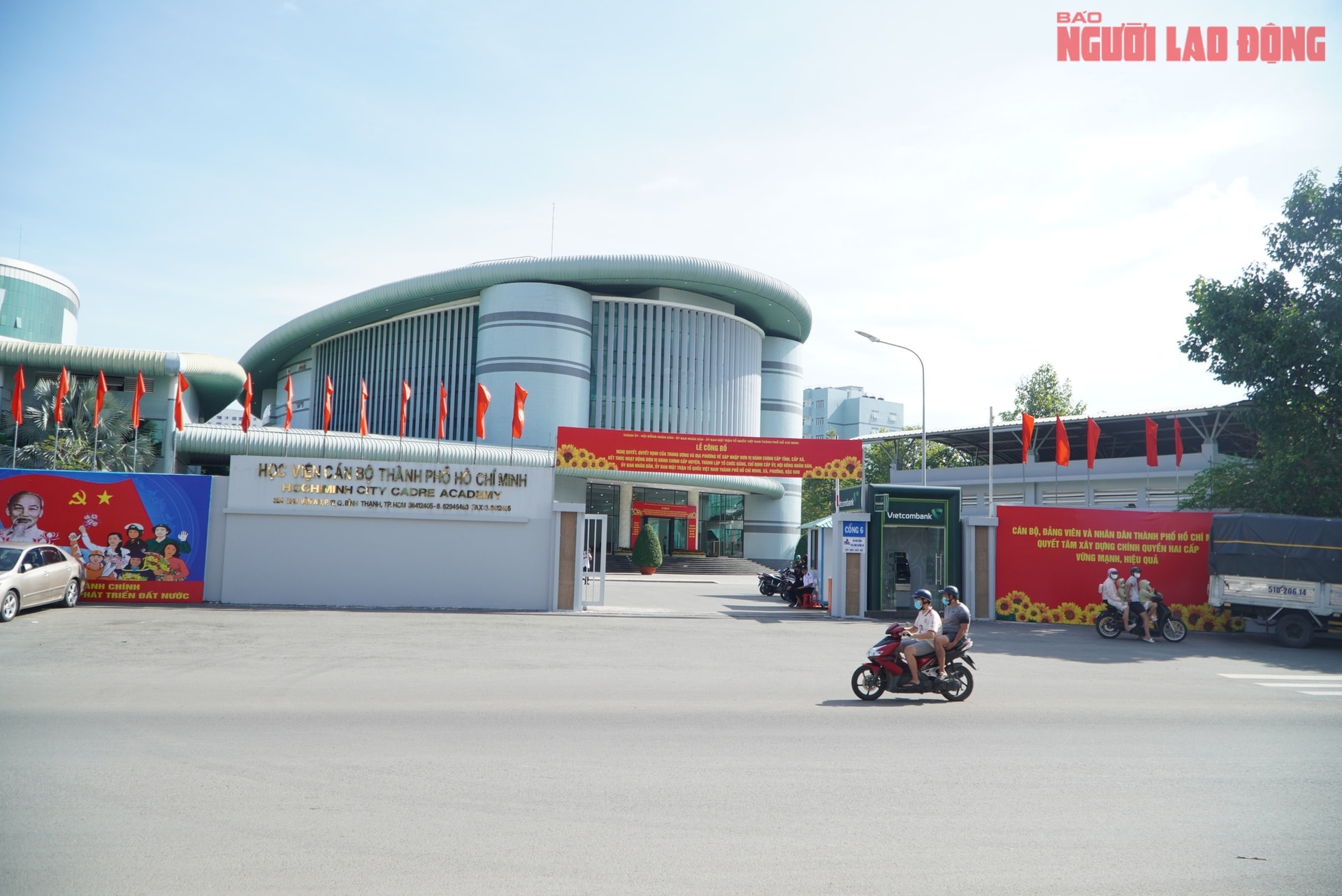 Sẵn sàng cho lễ công bố thành lập và ra mắt lãnh đạo TP HCM mới Sẵn sàng cho lễ công bố thành lập và ra mắt lãnh đạo TP HCM mới