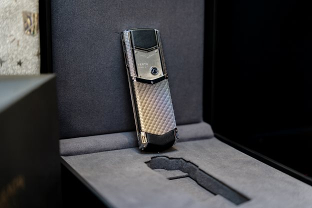 ‏Khách hàng Vertu Việt Nam chi gần 800 triệu mua Signature V ngay lần đầu thấy máy