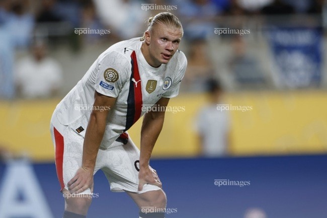 Haaland thất thần khi CLB Manchester City dừng cuộc chơi. Ảnh: EPA. al-hilal-gay-soc-khi-danh-bai-clb-manchester-city (2).jpg