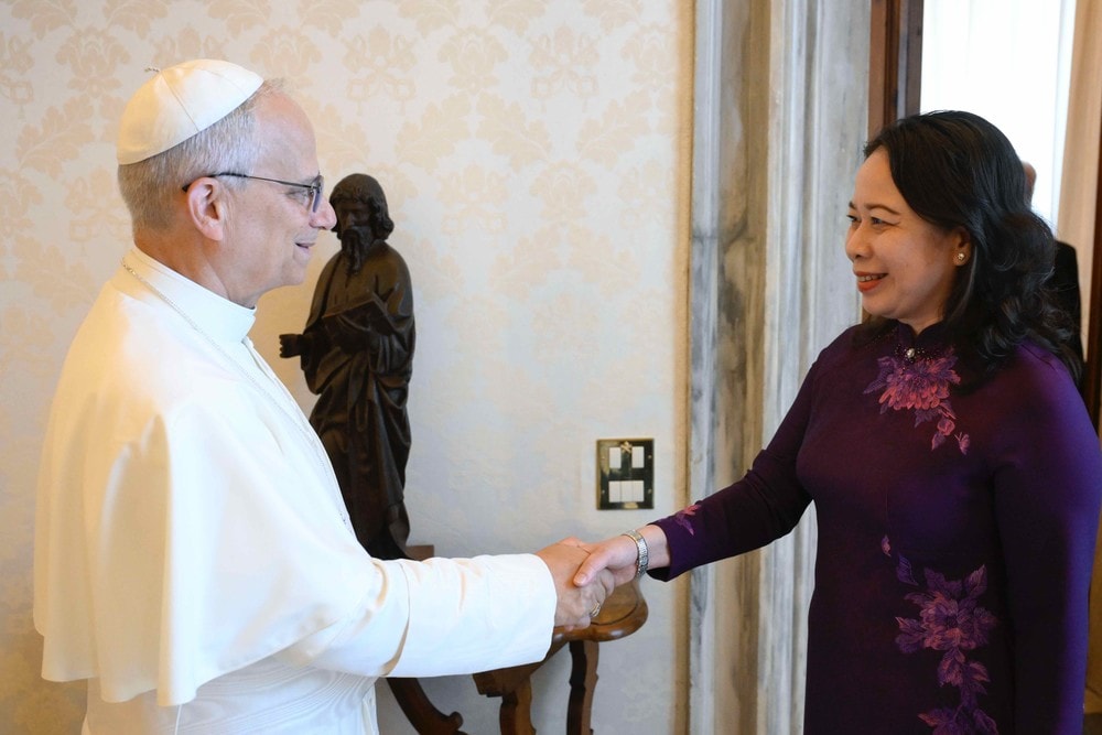 Phó Chủ tịch nước Võ Thị Ánh Xuân chào Giáo hoàng Leo XIV. Ảnh: Bộ Ngoại giao pho-chu-tich-nuoc-vo-thi-anh-xuan-chao-xa-giao-giao-hoang-leo-xiv.jpg