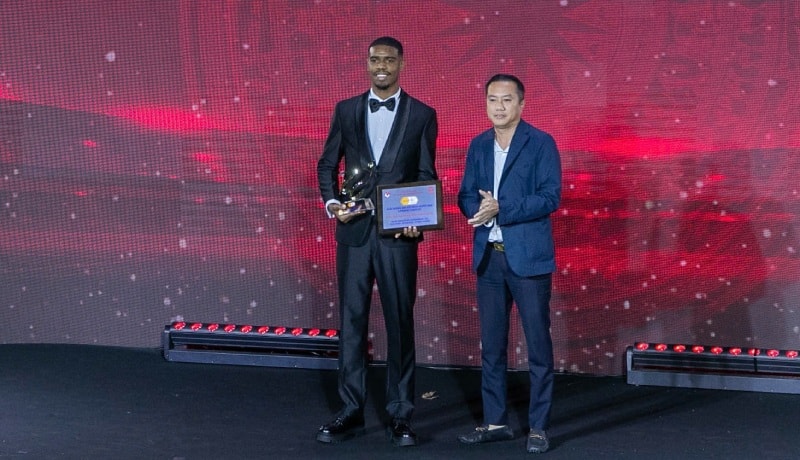 Tiền đạo Alan giành cú đúp giải thưởng Cầu thủ xuất sắc nhất và Vua phá lưới V.League 2024-2025. Ảnh: Minh Dân