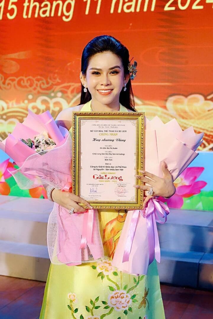 Bình Tinh đang l?  trưởng đo? n tuồng cổ Huỳnh Long.