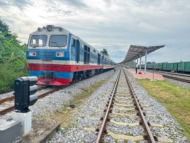 Chuyến tàu chỉ có 2 người mua vé ảnh 1