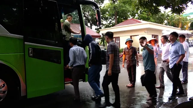 Ninh Bình mới: Trên chuyến xe đón hàng trăm cán bộ về Hoa Lư làm việc ảnh 3