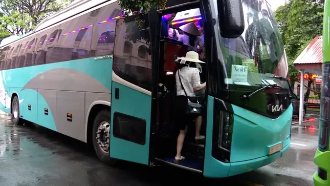 Ninh Bình mới: Trên chuyến xe đón hàng trăm cán bộ về Hoa Lư làm việc ảnh 6