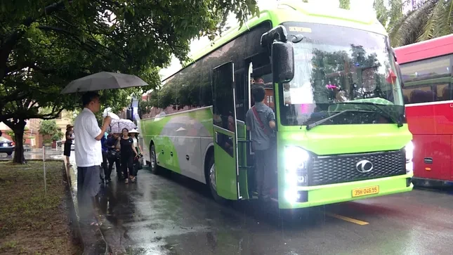 Ninh Bình mới: Trên chuyến xe đón hàng trăm cán bộ về Hoa Lư làm việc ảnh 7
