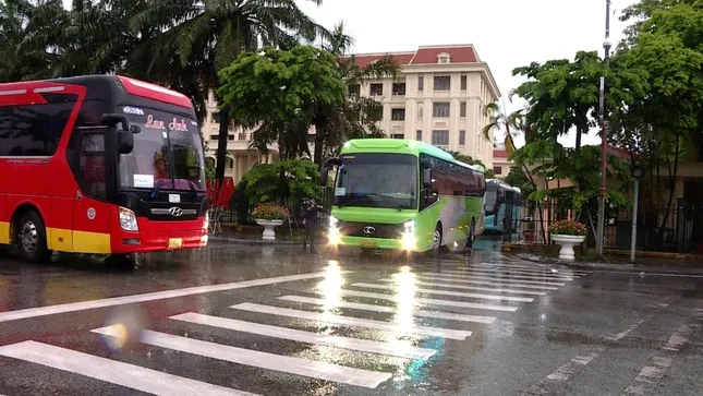 Ninh Bình mới: Trên chuyến xe đón hàng trăm cán bộ về Hoa Lư làm việc ảnh 1