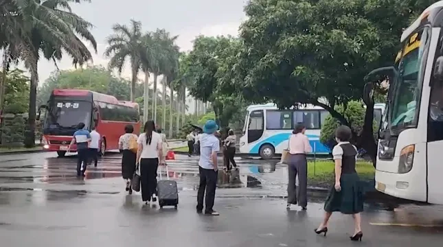 Ninh Bình mới: Trên chuyến xe đón hàng trăm cán bộ về Hoa Lư làm việc ảnh 2