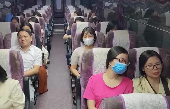 Ninh Bình mới: Trên chuyến xe đón hàng trăm cán bộ về Hoa Lư làm việc ảnh 5