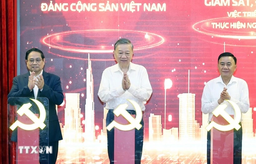 Tổng Bí thư Tô Lâm, Thủ tướng Phạm Minh Chính, Thường trực Ban Bí thư Trần Cẩm Tú thực hiện nghi thức ra mắt 3 nền tảng số phục vụ triển khai Nghị quyết 57-NQ/TW. (Ảnh: Thống Nhất/TTXVN)