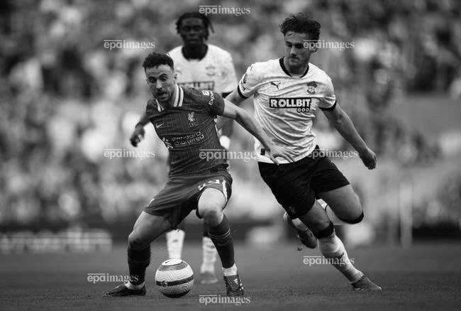 Giã biệt người chiến binh tận tụy. Ảnh: EPA. nguyen-nhan-vu-tai-nan-xe-hoi-cuop-di-ngoi-sao-liverpool-diogo-jota (3).jpg