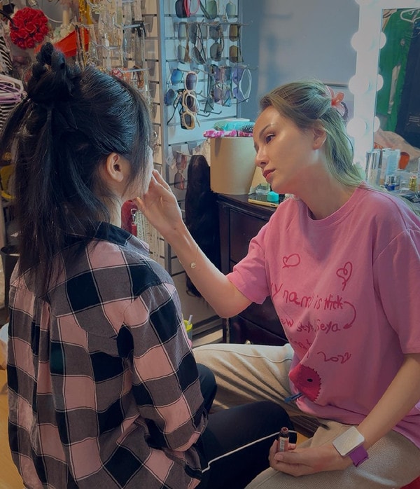 Công việc make-up của Hoa hậu Diễm Hương
