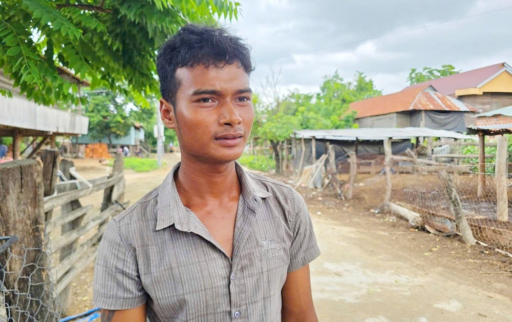 Em KSor Quốc, người bơi ra giữa sông hỗ trợ cứu ba em nhỏ mắc kẹt trên sông. May-bay-khong-nguoi-lai-2.jpg