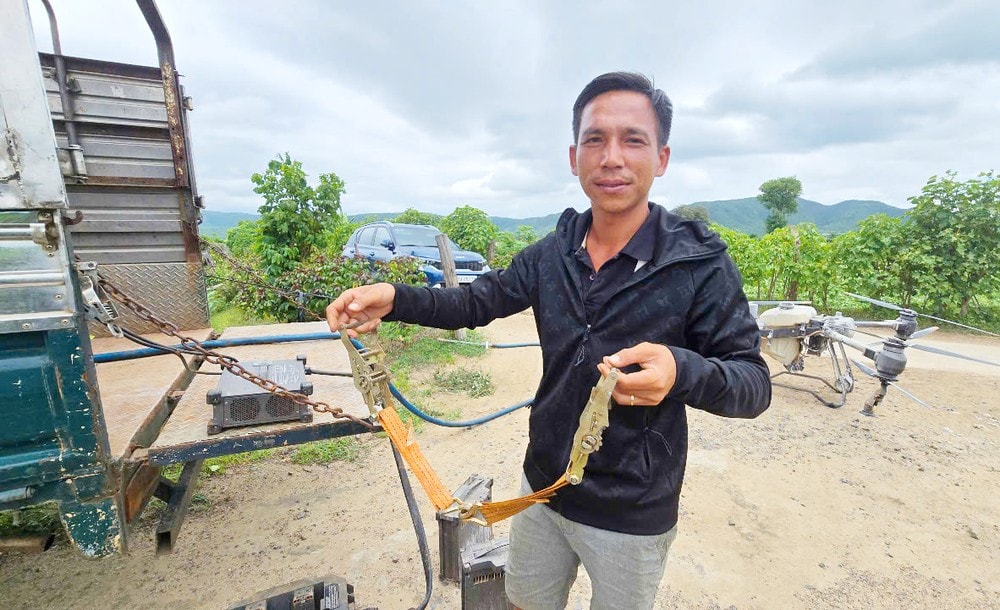 Anh Nghĩa dùng dây đai cột vào máy bay để giải cứu hai em nhỏ khỏi dòng lũ. May-bay-khong-nguoi-lai-5.jpg